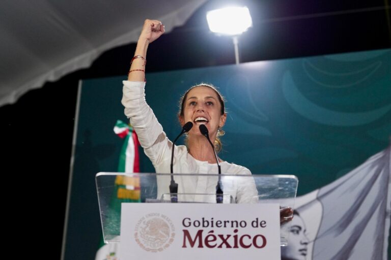 “Estados Unidos es lo que es también gracias a las y los mexicanos que trabajan del otro lado de la frontera”, reitera Sheinbaum