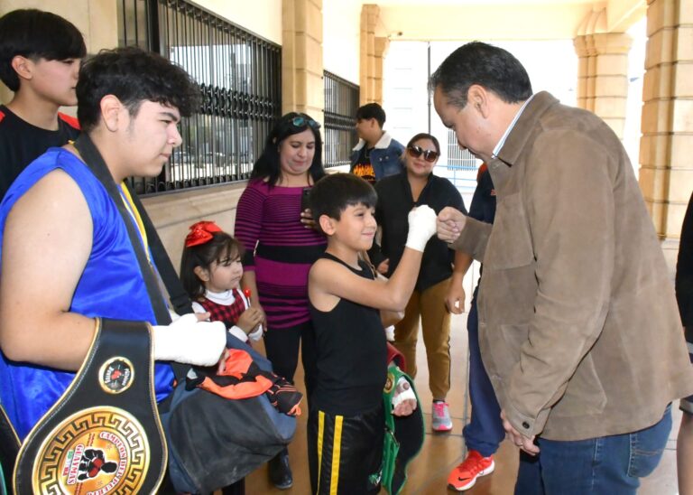 Cumple Toño Astiazarán con vehículo para traslado de deportistas hermosillenses