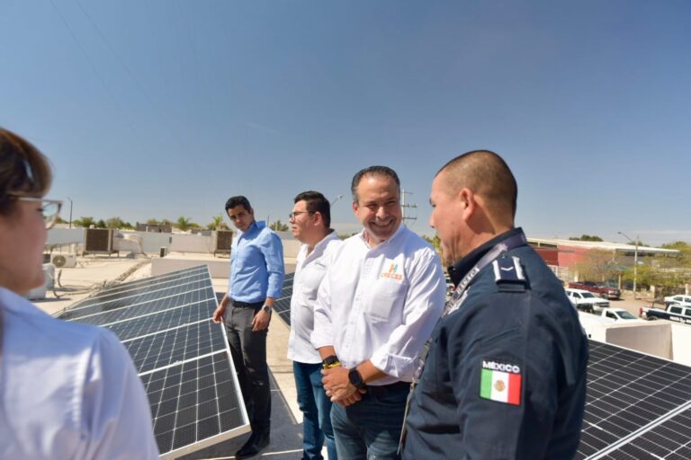 Equipa Toño Astiazarán con paneles solares comandancias del Poblado Miguel Alemán y Kino y entrega instalaciones para bomberos
