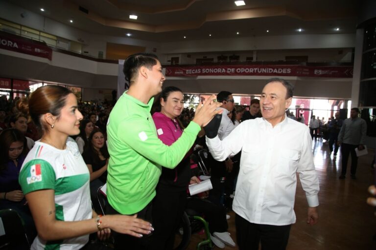 Gobernador Durazo beneficia a más de 600 jóvenes con estímulos académicos y deportivos