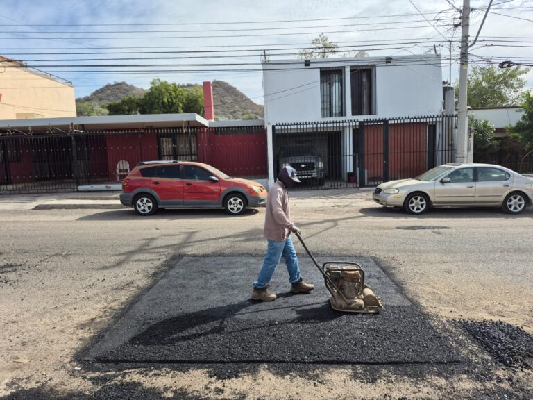 Refuerza Ayuntamiento de Hermosillo reparación de calles con el programa “Un Día en Tu Colonia”