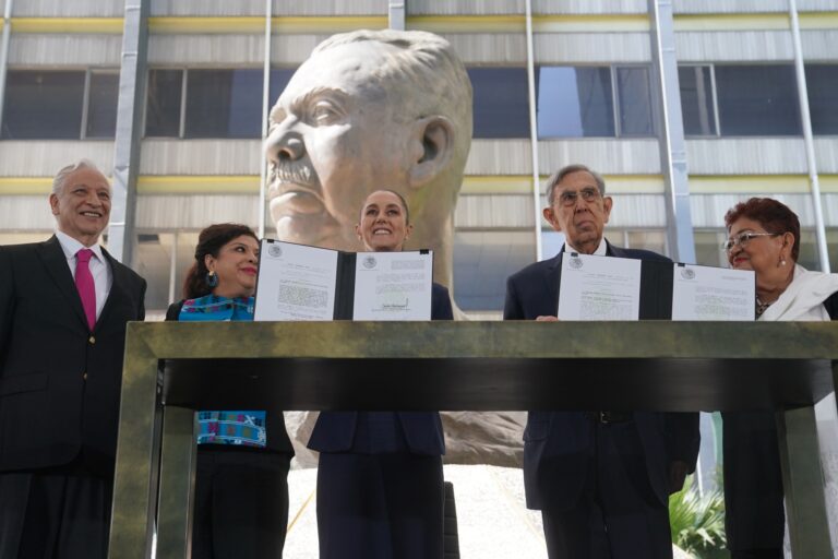 Presidenta Claudia Sheinbaum firma decreto para expedir ocho leyes secundarias en materia energética que recuperan a PEMEX y CFE como empresas públicas del estado
