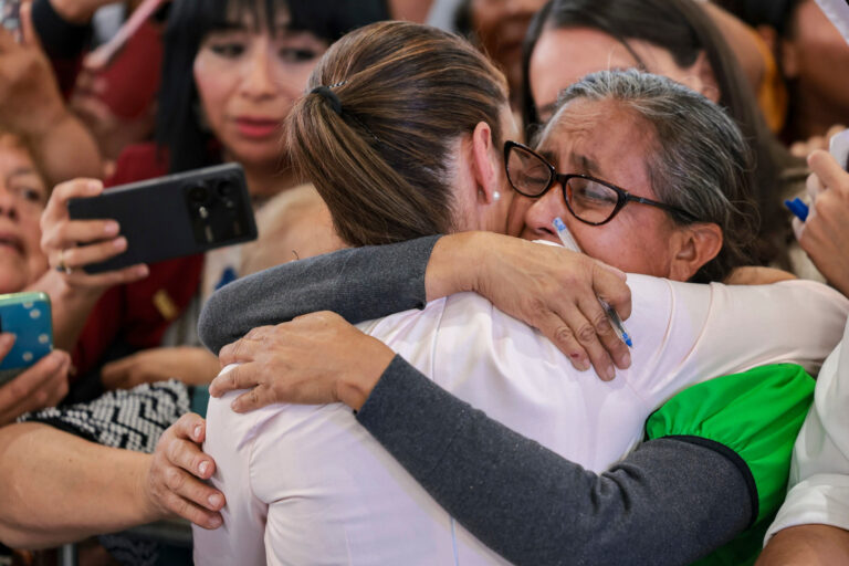 Presidenta Claudia Sheinbaum da banderazo de salida al programa «sol del norte» para la intalación de 5 mil 500 paneles fotovoltaicos en Mexicali, Baja california.