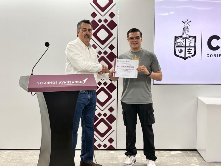 Reconoce Javier Lamarque el talento de campeones cajemenses de boxeo
