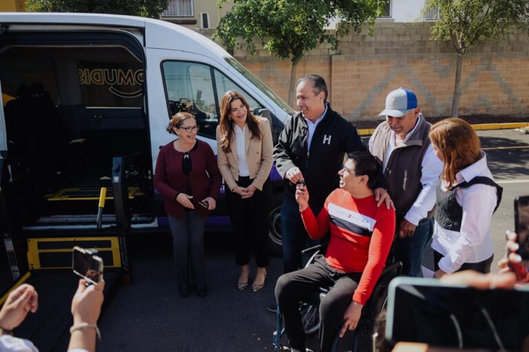 Ayudan Toño Astiazarán y Patty Ruibal a la rehabilitación de personas con discapacidad con equipo moderno y nueva unidad de transporte adaptado