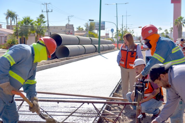 Avanza pavimentación de concreto en bulevar Colosio, como parte de la obra paso a desnivel