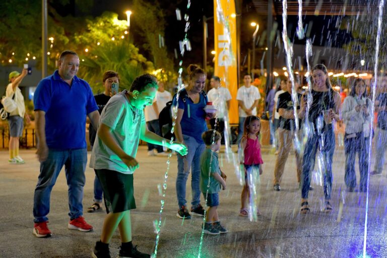 Disfrutan Hermosillenses la renovación del Jardín Juárez con nuevas áreas para convivir