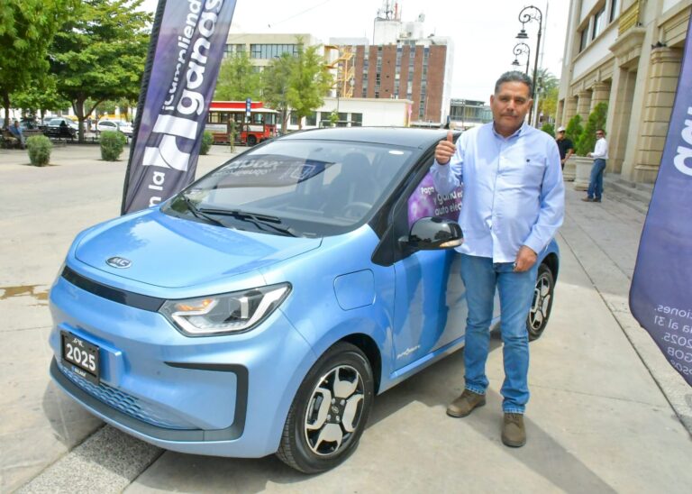 Entrega Antonio Astiazarán vehículo eléctrico a ganador del sorteo “En la H Cumpliendo ganas”