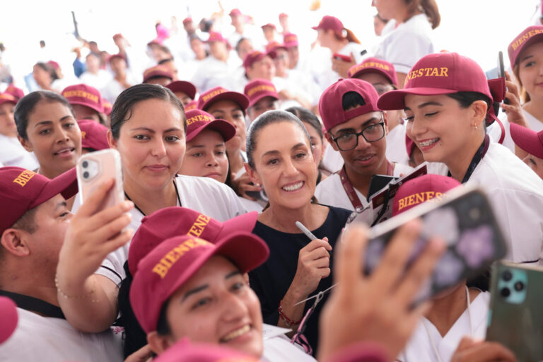 En Aquila, Michoacán, presidenta Claudia Sheinbaum anuncia que programa salud casa por casa otorgará en 2026 operaciones gratuitas de cataratas a adultos mayores