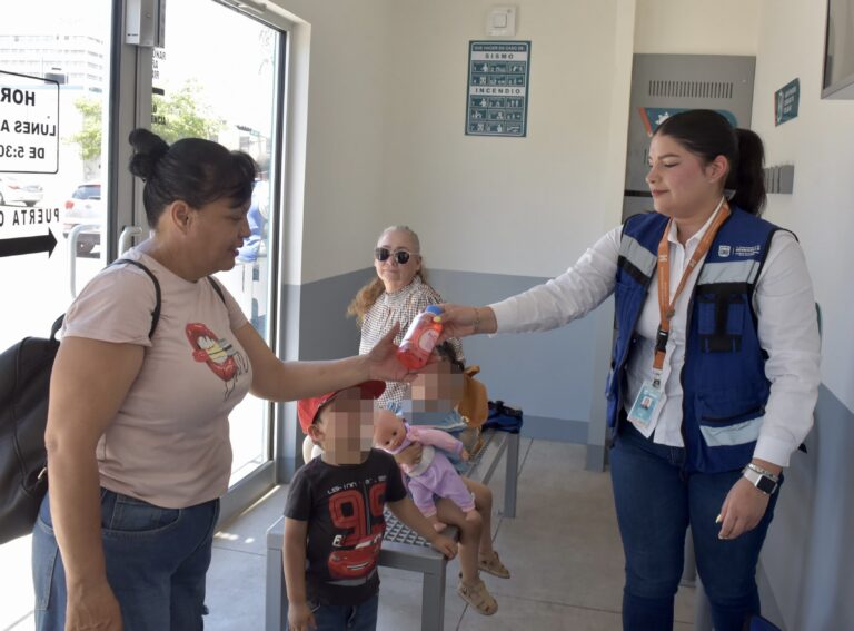 Invitan jóvenes a usar y cuidar las paradas de camión refrigeradas de Hermosillo