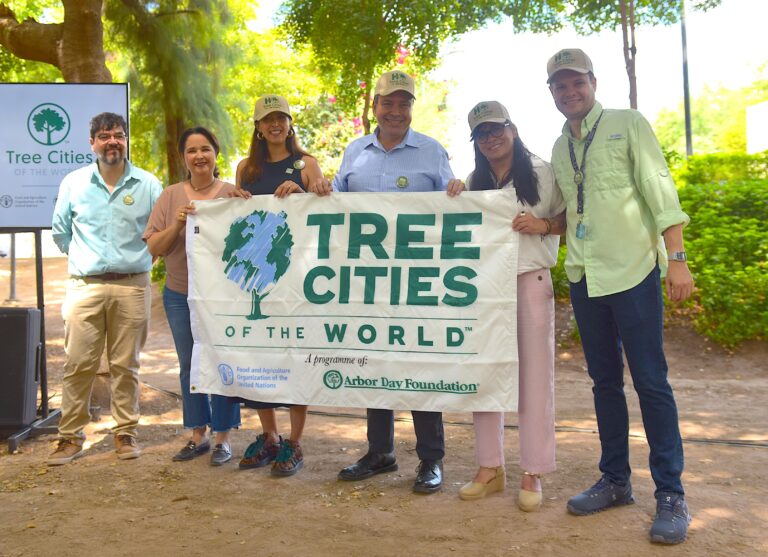 Recibe Toño Astiazarán el distintivo mundial Tree Cities Of The World por acciones de innovación en reforestación y mantenimiento de árboles