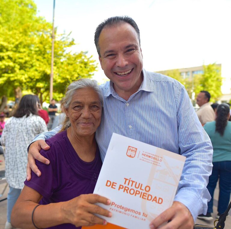 Brinda Toño Astiazarán seguridad patrimonial a familias con entrega de títulos