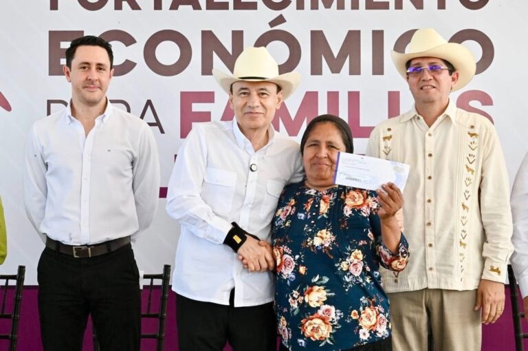 Gobernador Durazo cumple a más de 2 mil 600 familias del sur con entrega de tarjetas para fortalecer su economía