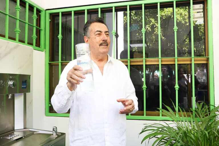 Inaugura Javier Lamarque bebedero público en edificio de OOMAPASC