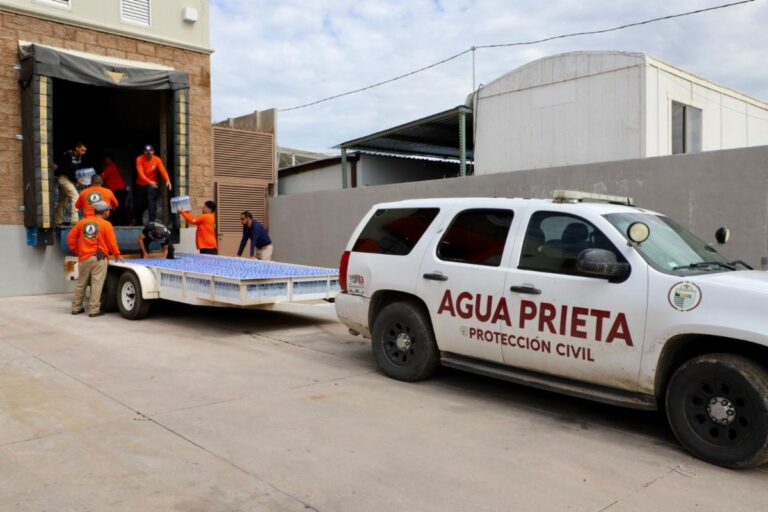Gobierno de Sonora entrega 14 mil litros de agua para combatir altas temperaturas en Nogales