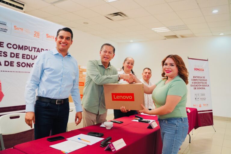 Reciben docentes sanluisinos nuevos equipos de computo