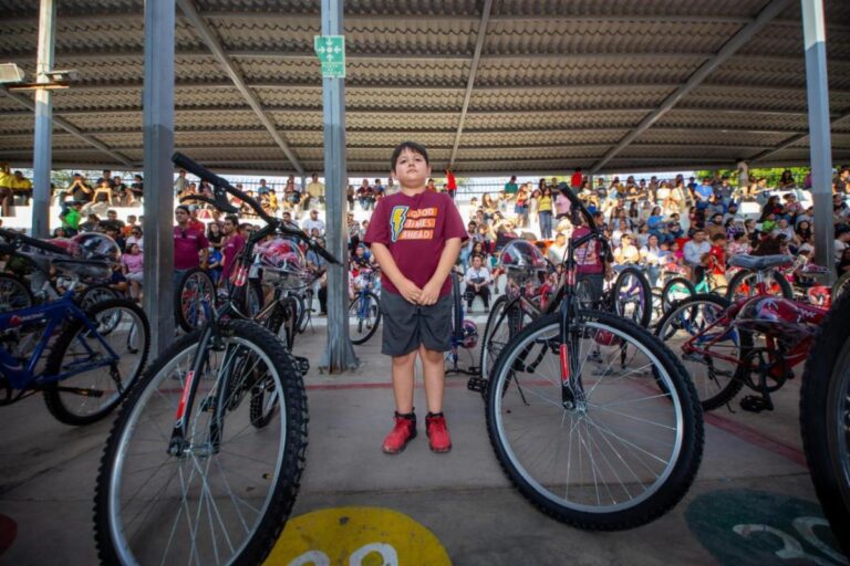 Cumple Gobernador Alfonso Durazo compromiso con la niñez sonorense al entregar bicicletas y kits de seguridad