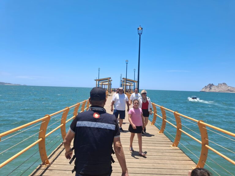 Mantiene personal de protección civil y tránsito municipal recorridos constantes en bahia de Kino para prevenir accidentes