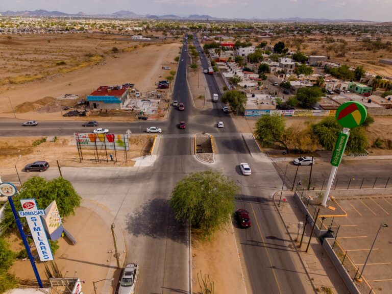 Cumple Toño Astiazarán a vecinos del norponiente con pavimentación con concreto hidráulico y puente peatonal y vehicular