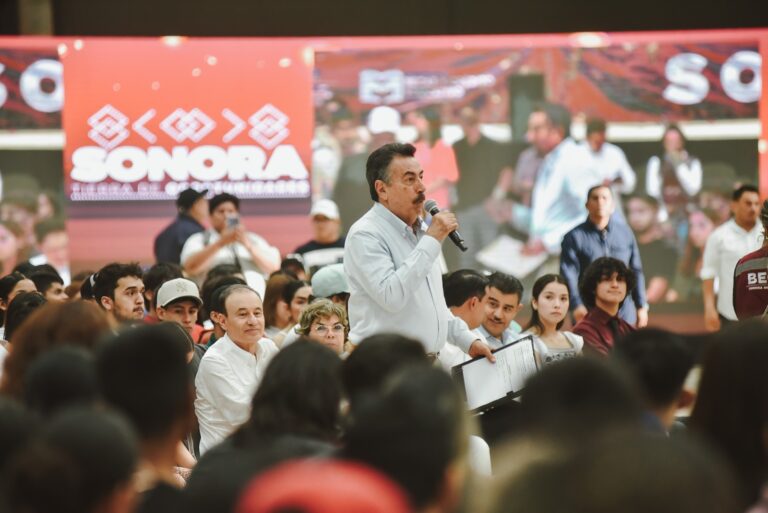 Acompaña Javier Lamarque al gobernador Alfonso Durazo en entrega de becas universitarias en Cajeme