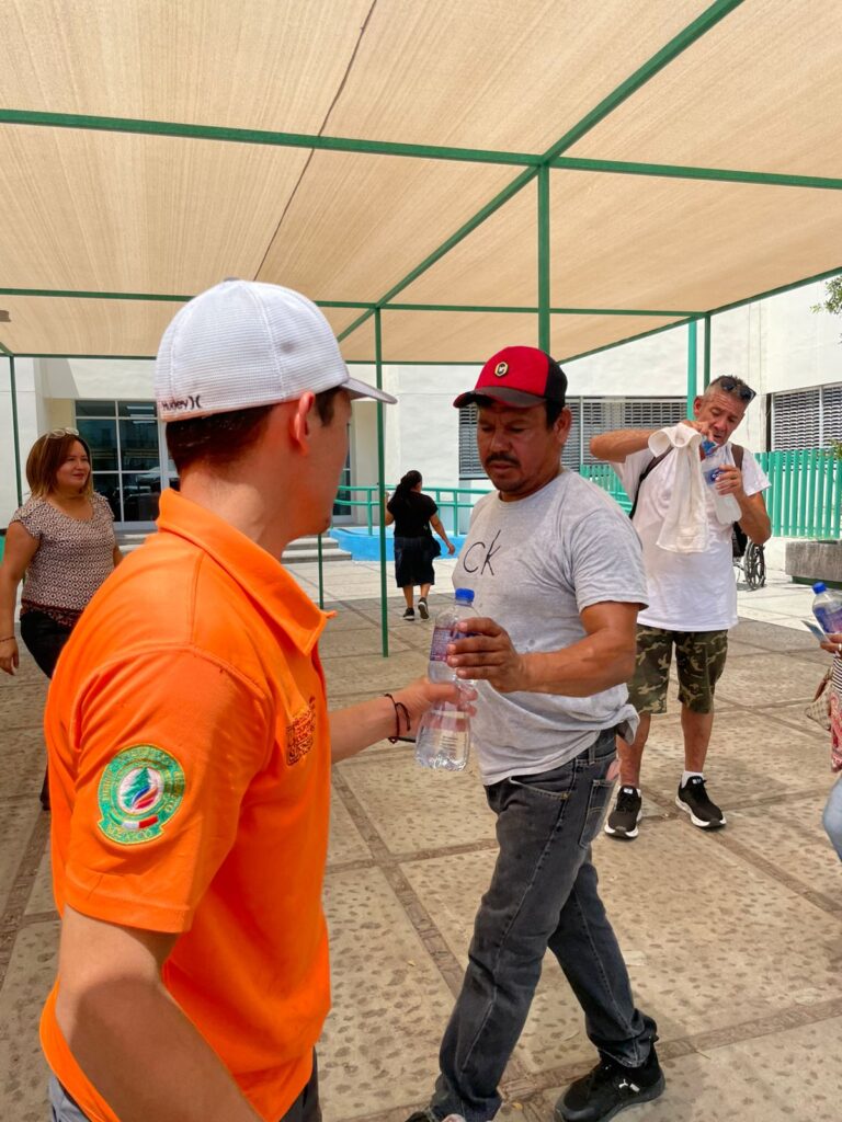 Gobierno de Sonora refuerza entrega de agua y suero para prevenir golpes de calor
