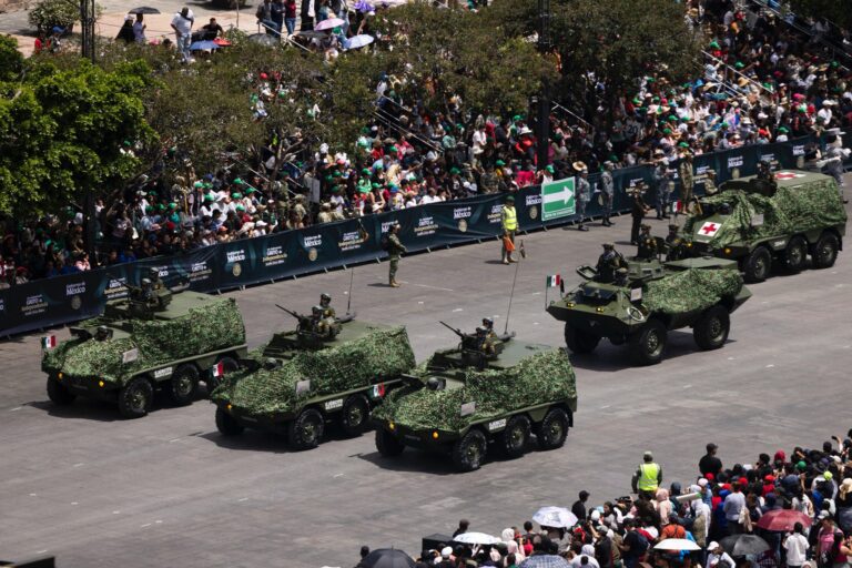 Ninguna injerencia es posible en nuestra patria: Presidenta Claudia Sheinbaum preside el desfile cívico militar por el 215 aniversario del grito de la independencia