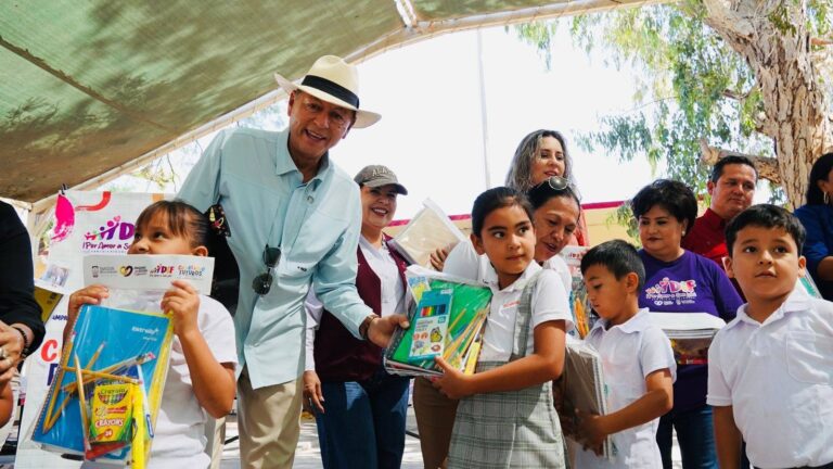 Entrega 30 Ayuntamiento apoyos escolares y despensas en el Golfo de Santa Clara