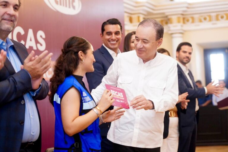 Gobernador Durazo y empresariado coordinan esfuerzos para profesionalizar a jóvenes en la industria con entrega de becas