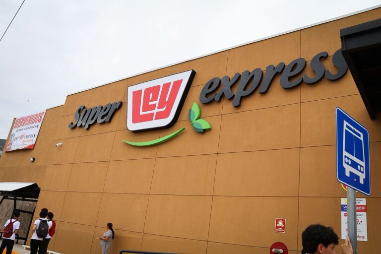 Preside Javier Lamarque inauguración de la nueva instalación de súper Ley Express
