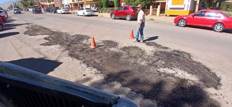 El Gobierno Municipal de Cananea, a través de Obras Públicas, realizó trabajos de bacheo sobre la Avenida Juárez.