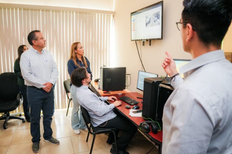 Reconoce Toño Astiazarán talento juvenil creador del proyecto de semáforo inteligente