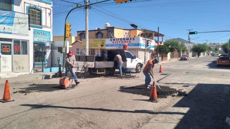 Mejora Gobierno de Hermosillo vialidades con cuadrillas de bacheo