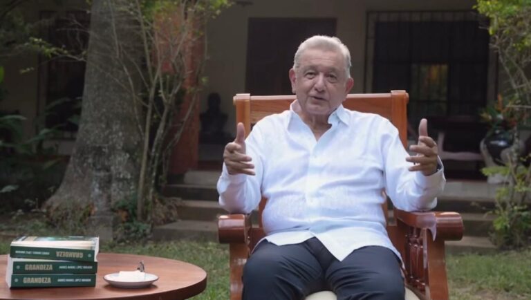 Reaparece AMLO y presenta su libro “Grandeza” y pide respaldo total para la presidenta Sheinbaum