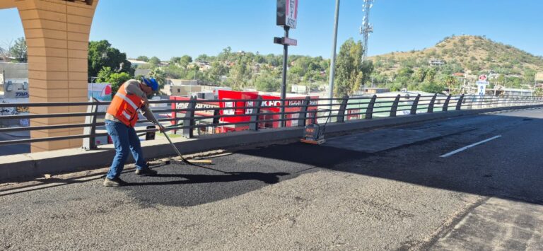 Continúan cuadrillas de bacheo el mantenimiento de vialidades en Hermosillo