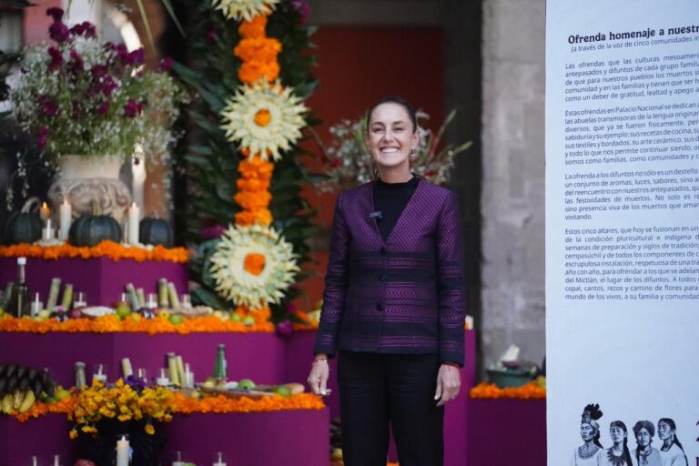 Dedica la presidenta Sheinbaum altar de muertos de Palacio Nacional a las mujeres indígenas