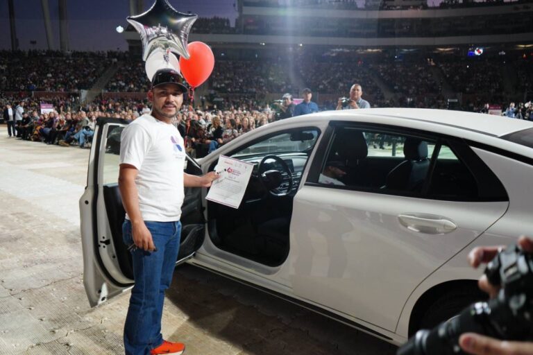 Gobernador Durazo celebra compromiso de trabajadores del estado durante el XLIII Festejo del Servidor Público 2025