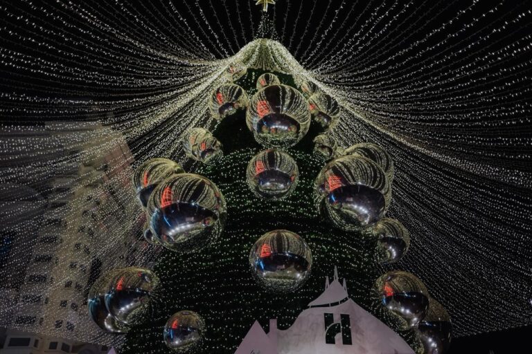Viven familias de Hermosillo espectacular encendido de árbol navideño