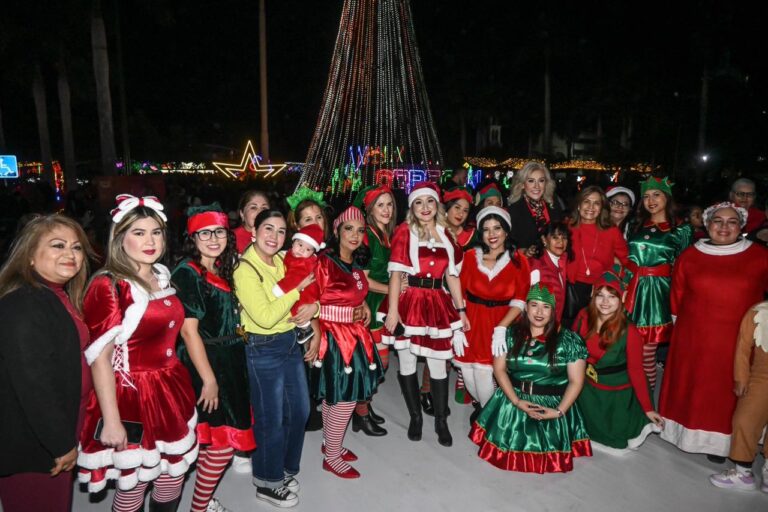 Cajeme se ilumina con el encendido del árbol navideño