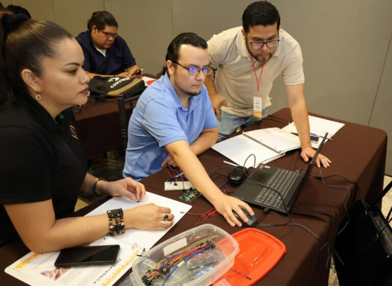 Fortalece SEC actualización de docentes en temas de robótica educativa