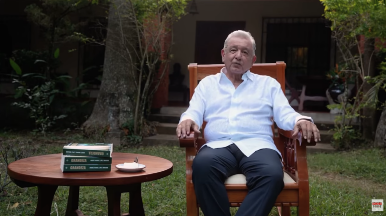 Reaparece AMLO y presenta su libro “Grandeza” y pide respaldo total para la presidenta Sheinbaum