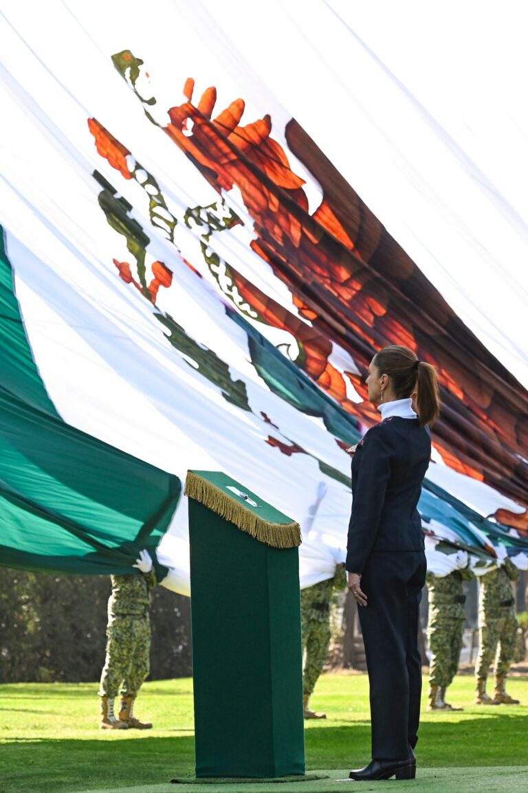 «México es dignidad, valentía y grandeza»: Presidenta Claudia Sheinbaum en ceremonia por el día de la bandera