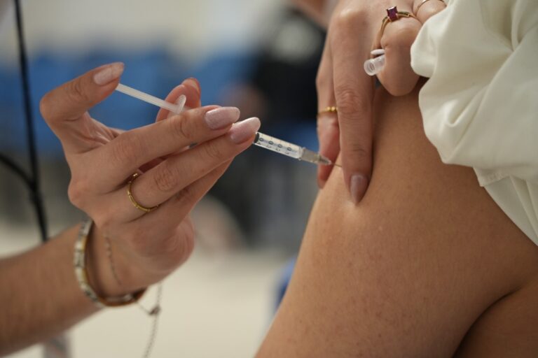 Vacúnate en la Unison y protégete a tiempo contra el sarampión, COVID-19 e influenza