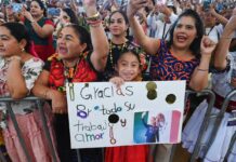 En oaxaca, presidenta Claudia Sheinbaum reconoce a mujeres traductoras y presenta la cartilla de derechos de las mujeres traducida a 67 lenguas indígenas