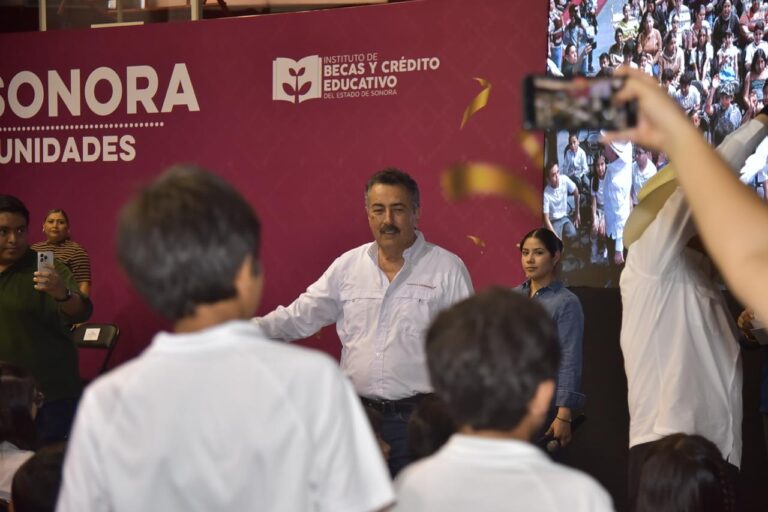 Entregan becas gobierno municipal y estatal a niñas y niños de Cajeme