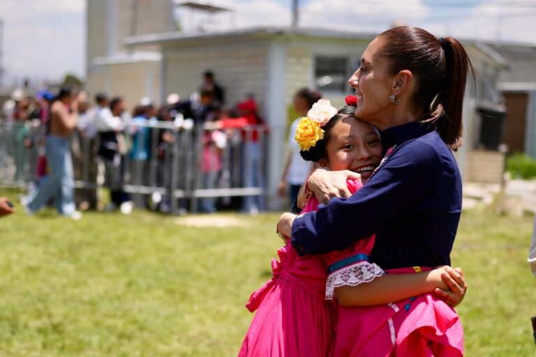 En Lerma, EDOMEX, presidenta Claudia Sheinbaum entrega tarjetas de la Beca Rita Cetina para uniformes y útiles; Los programas para el Bienestar benefician a 32 millones de familias