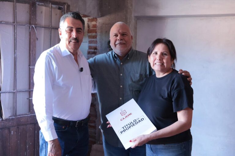 Como parte del compromiso con la certeza jurídica y el bienestar de las familias, el Presidente Municipal de Cajeme, Javier Lamarque, realizó la entrega de títulos de propiedad