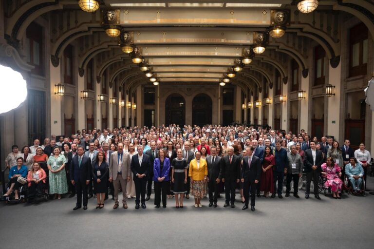 Llama Sheinbaum a la unidad a los diputados y senadores de la 4T; los arenga de cara al 2027