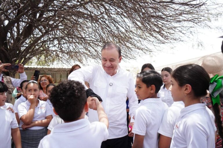 Arranca Gobernador Durazo distribución de uniformes escolares gratuitos Sonora