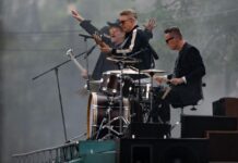 Sorprende U2 a chilangos en martes tocando en la plaza de Santo Domingo