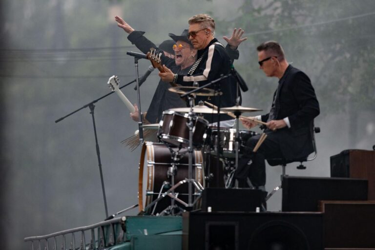 Sorprende U2 a chilangos en martes tocando en la plaza de Santo Domingo